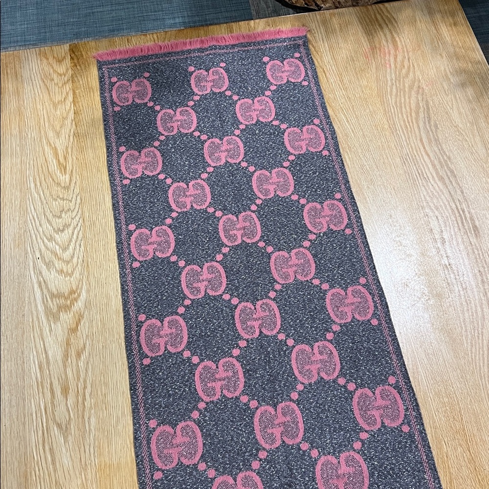 Gently used GUCCI lady nest GG jacquard wool blend scarf pink and grey sparkly - Picture 6 of 12